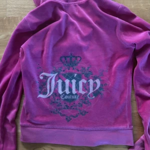Juicy couture vintage zip up hoodie  - Super snygg vintage rosa juicy couture zip up, har små fläckar men inget man märker och förstör inte plagget 💓