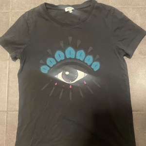 Kenzo Paris t shirt s herr  - En jätte snygg kenzo t shirt med ett nypris på 1299 kr. Använd en hel del men har fortfarande liv kvar. Storlek s herr snygg passform. Säljs billigt. Bara att skriva ifall ni har frågor! 