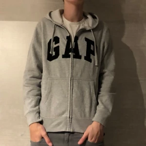 Gap Zip Hoodie - Gap Zip Hoodie - Pris: 199kr - Storlek M - Bra skick utan defekter 9/10 - Hör av er för mer information!