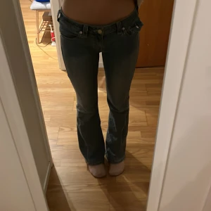 True religion low waist boot cut - Ett par ljusblåa true religion jeans i bra skick utan några defekter 💕
