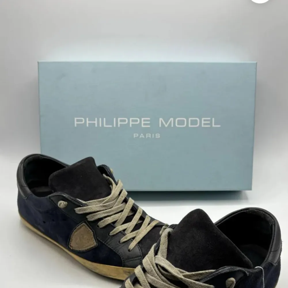 Phillippe model) storlek 42) ny pris 3400kr) skick 6/10) box ingår) . Skor.