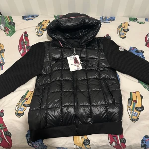 Moncler cardigan/jacka Storlek S - Prefekt inför hösten, storlek S. Säljs pga passar inte mig helt oanvänd. 