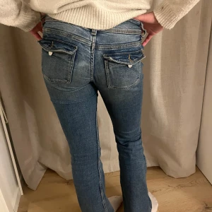 Blå jeans med bootcut - Säljer ett par snygga blå jeans med bootcut. De har en klassisk femficksdesign och är i bra skick. Perfekta för både vardag och fest! Passar till allt från sneakers till klackar!