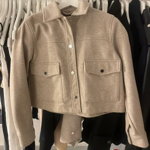 Jacka från zara - säljer nu min jack från zara helt i nyskick då den inte är till min användning. Köpt för 500kr men säljer för 200kr! 