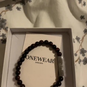 Svart pärlarmband från OneWear - Snyggt svart pärlarmband från OneWear med en stilren silverfärgad detalj. Perfekt accessoar för både vardag och fest. Armbandet är elastiskt och passar de flesta handleder. Enkelt men elegant design som funkar till alla outfits! Ordinarie pris - 229kr. Varan är helt ny, ej använd