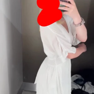 Vit klänning med v-ringning - Säljer en superfin vit klänning med v-ringning och korta ärmar. Den har en smickrande passform med resår i midjan och ett lätt, flödande tyg.  Klänningen är i mycket bra skick🌸