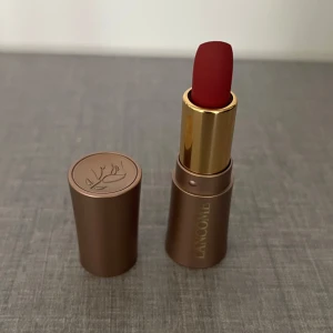 Lancome läppstift NY - Matt mörkt rött läppstift Lancome. Minisize. Helt nytt oanvänt.