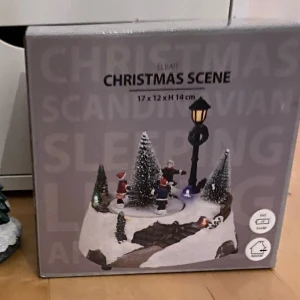 Juldekoration med belysning - Funkar bra och går på batteri. Den kommer i sin original förpackning plus att det finns en påse med fake snö i lådan som kommer med på köpet. 