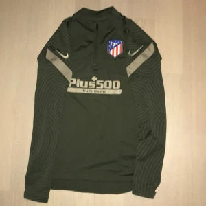 Atletico Madrid tränings tröja  - Har haft den i ett par år men den har inga defekter 
