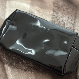 Caia necessär  - Svart Caia necessär i lack😍 Perfekta storleken😍