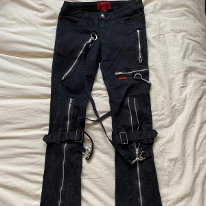 Bondage pant - Bondage pant från tripp nyc, super fina men kommer tyvärr ej till användning dom är i bra skick förutom att de har lite märken från tvätten🫶🏻 storleken är 27/5