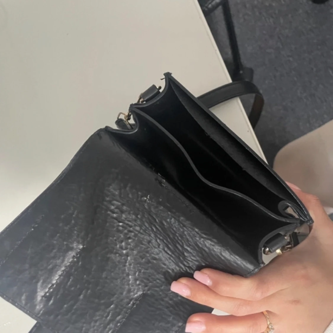 Liten svart handväska/axelremväska - 92