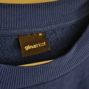 Blå hoodie Gina tricot - En klarblå hoodie i storlek M från Gina Tricot. Hör av er på frågor eller prisförslag!💓