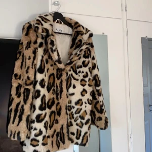 Pälsjacka leopardmönster NAKD - Helt oanvänd leopardpälsjacka från NAKD i nyskick.  Storlek 34. 