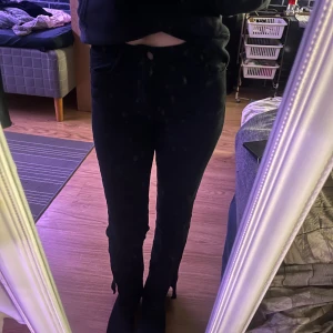 Flare jeans med slit - Bra skick, slitsen va där när jag köpte. Sann i storleken.