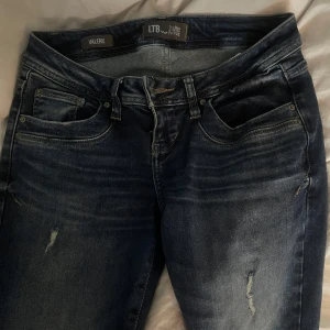 LTB jeans valerie  - Super bra skick använd ett fåtal gånger, inköpta i september. Färgen ser lite mörk ut på bilden men är fortfarande mörkblå. Slutsålda . Liten slitning där nere som man knappt ser
