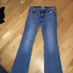Dam jeans  - Jeans i storlek M och i längd full. Dom är lågmidjade och flare jeans🩷 Säljer dom för att dom inte kommer till användning🩷 Bara en liten skavank på ena benet då dom har slitits upp lite men inget stort🩷knappt använda och i bra skick 🩷