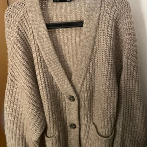 Stickad kofta - Fin pch mysig stickad tröja/kofta. Storlek L men passar även S/M. 