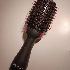 Revlon varmluftsborste  - Jag har använt den ett antal gånger men den är i bra skick. Säljer den på grund av ingen användning på sistone. Köparen står för frakt, skriv om ni har fler frågor💕