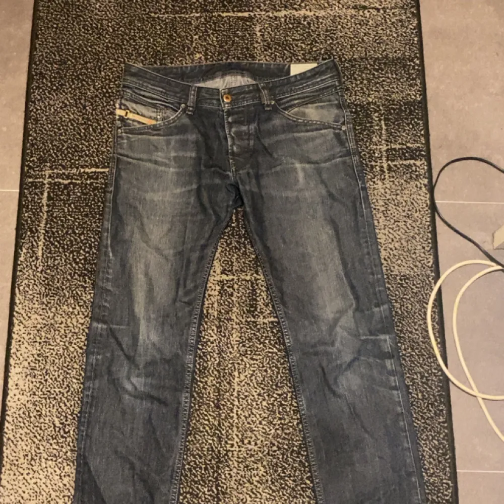 Vintage jeans  Säljs pågrund av att jag har för många byxor och dem inte kommer till användning . Jeans & Byxor.