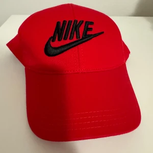 Nike keps oanvänd  - Nike keps röd oanvänd 