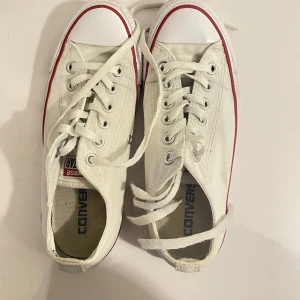 Vita Converse All Star sneakers - klassiska vita Converse All Star sneakers i bra skick. Storlek 37. 