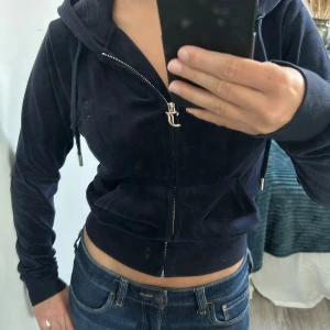 Mörkblå juicy couture zip tröja - Säljer denna tröja från Juicy Couture i storlek xxs. Den passar xs/s. Den är i mycket bra kvalite då jag knappt använt den. Nypris 1300 kr men säljer för 500 kr.💗💗