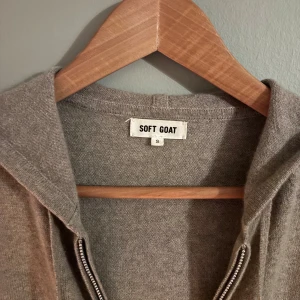 Beige kashmir hoodie från Soft Goat - Säljer nu min soft Goat hoodie i 100% kashmir. Den är i helt perfekt skick. Inga skador eller slitage. Jag har haft den i ungefär 1 år men den har bokstavligen legat i min garderob i typ 9 månader. Skriv för fler bilder. Nypris 2995kr. Fast pris kommer inte diskuteras.