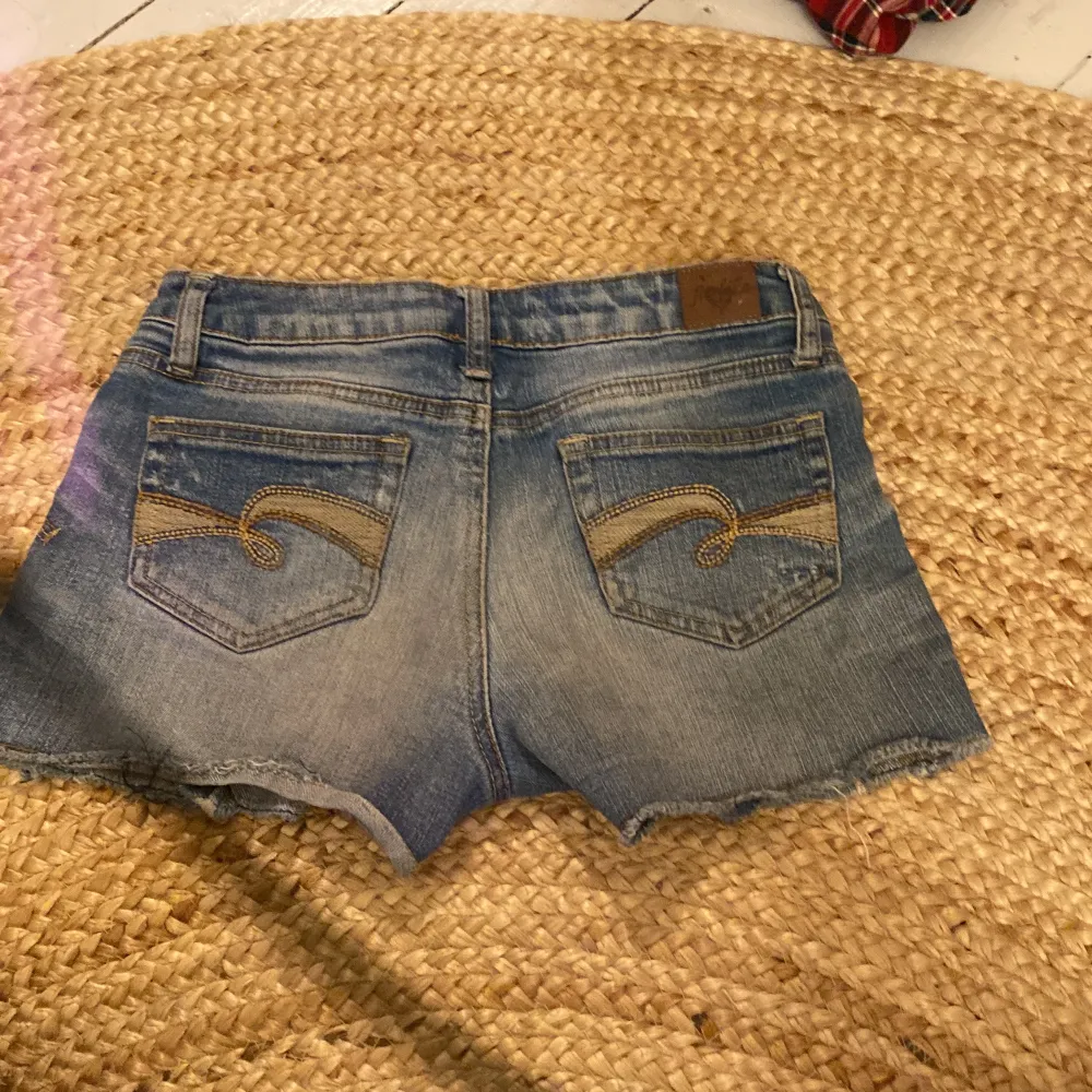 Små jeansshorts, lågmidjade, korta, knappt använda men fint slitet mönster. Ungefär storlek 35-36. Perfekta till sommaren💕. Shorts.