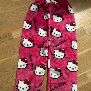 Rosa Hello Kitty mjukisbyxor xs/xxs (står M men rekommenderar för xs/xxs  - Hello kitty pj byxor, inte andvända ❤️ Står M men rekommenderar xs/xxs eftersom jag är en kort och brukar ha S men den sitter kort och ganska tajt på mig så rekommenderar inte för M. Dem är stretchiga och mjuka inom till. 