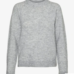 stickad Vero Moda tröja - Jag säljer en mysig grå stickad tröja perfekt för kyliga dagar. Lite nopprig men inget man lägger mycket märke till. Annars bra kvalite.