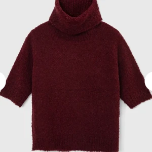 Vinröd polotröja - Säljer min jätte fina vinröda stickade tröja med trekvartsärmar och polokrage från indiska, använt 2 gånger och slutsåld på hemsidan. Säljer då den inte kommer till användning💕