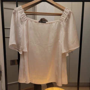 Vit blus från Stockh lm  - Säljer en super elegant vit blus från Stockh lm. Perfekt för både vardag och festliga tillfällen. Blusen är i mycket bra skick och ger en lyxig känsla. Tyget är supermjukt och skönt!💕