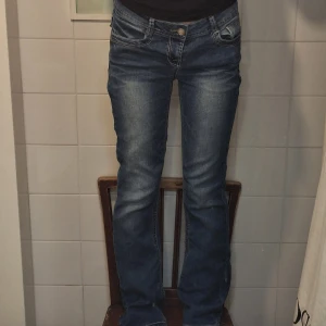 2000s bootcut lowwaist jeans - 2000s Lowwaist bootcut jeans med jätte gulliga bakfickor (Pris kan diskuteras såklart)