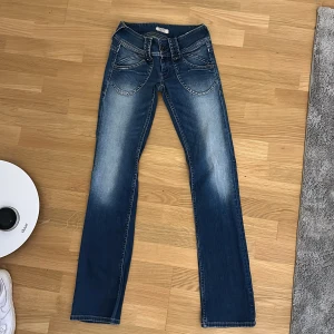 Blå jeans från Pepe Jeans - Säljer ett par snygga blå jeans från Pepe Jeans. Använda men i jättebra skick! Säljer då dem är för små. Midja: 27  Innersöm:34