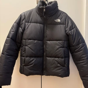 Northface - saikuru jacket - Super varm o skön northface jackan ”saikuru jacket” i xs. Akter lite för åtsittande för min smak- vill man ha den lite större på sig kanske man borde ha xxs oftast! Ska köpa en ny i s då den är så bekväm och varm😍köpt för 2695