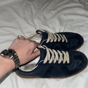 Maison margiela gats  - Säljer ju dessa mörk blå Maison margiela skor i riktigt bra skick, storlek 44 har 43 passar mig jätte bra! Pris för att jag bara vill bli av med dom! Finer ingen anledning av dem