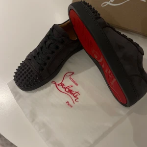 Christian Louboutin navy -  Ett par Christian Louboutin navy (använda en gång)  med nitarna/spikarna är placerade vid den främre delan av skorn. Detta ger ett kaxigt utseende och många avensjuka blickar på stan! Jag köpte dem av en vän som själv köpt dem på NK i Göteborg. Kartong ingår