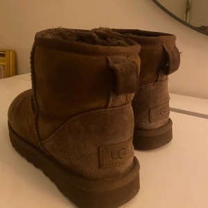 Uggs - Mörkbruna uggs i storlek 37, bra skick och inga vattenskador, lite creasade där fram men syns inte när man har på sig dem, nypris 2000 