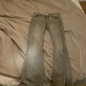 Ett par gråa byxor! - Detta ett par grå byxor som sitter perfekt och skönt material har knappats använt dom typ 5-6 gånger 