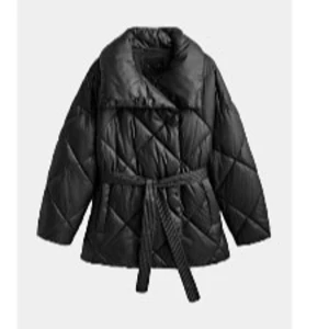 Svart quiltad pufferjacka med bälte - Säljer en snygg svart quiltad pufferjacka med bälte i midjan. Jackan har en oversized passform och långa ärmar, perfekt för höst och vinter. Den är både stilren och varm, vilket gör den idealisk för kyliga dagar. Ett måste i garderoben för den som vill hålla sig varm och trendig!