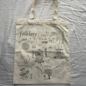 Folklore tote bag  - Taylor swift folklore tote bag, köpt på camden market i london, aldrig använt i fint skick. Köparen står för frakten