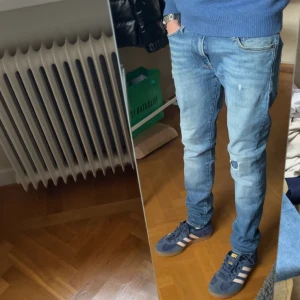 Slim jeans med slitningar  - Storlek 30/30 men passar folk som är runt 170-175 och väger 50-60. Hör av er vid frågor eller funderingar!