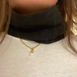 Snygg svart ullbuff - Säljer en jättemjuk och fin ullbuff i svart!! Skriv för frågor eller flera bilder❣️❣️