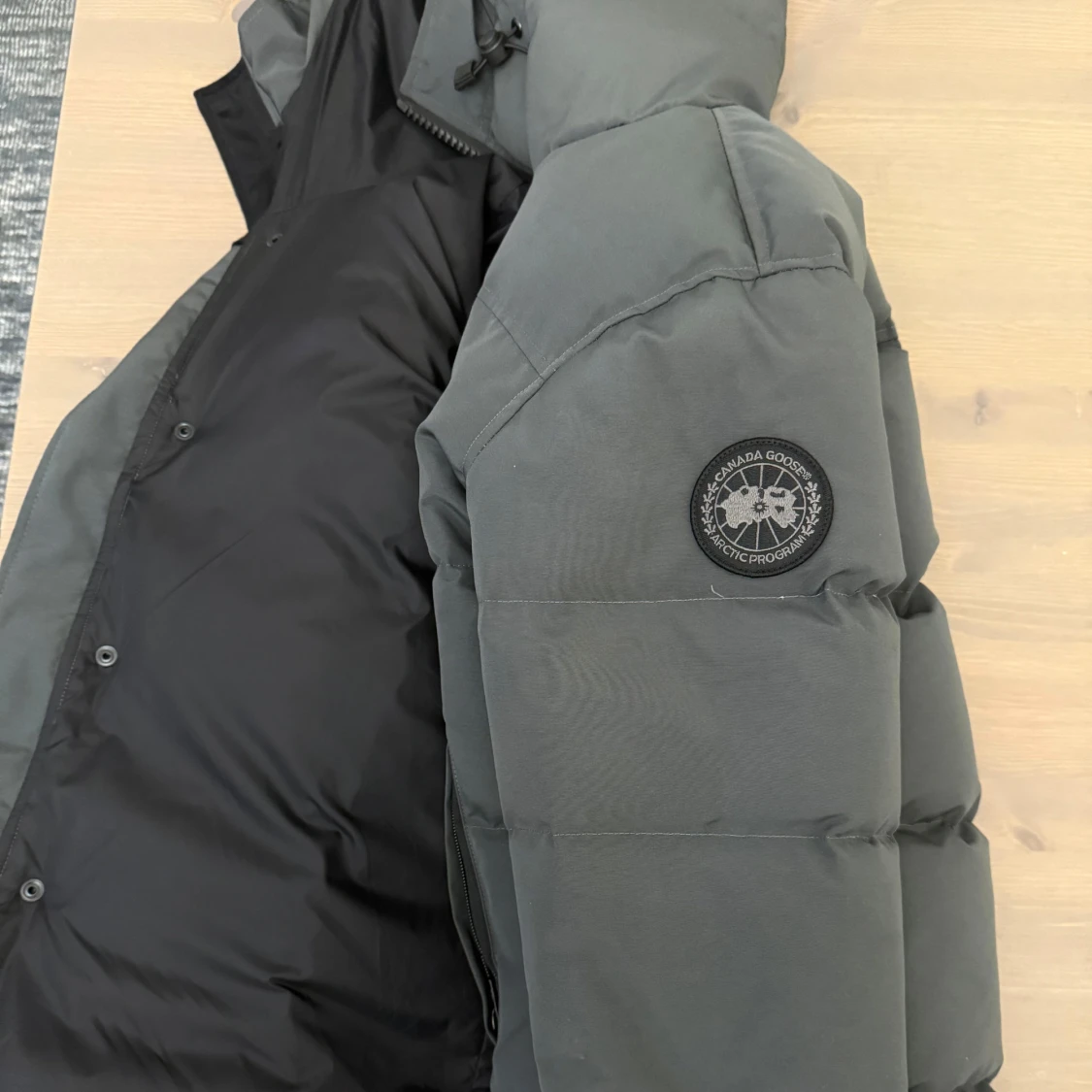 Grå dunjacka från Canada Goose