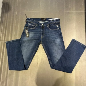 Replay Jeans - Nya Replay Jeans av modellen GROVER, Storlek: 31/30 - Skicket på jeansen är mycket bra - 10/10 - mitt pris: 599-Nypris: 1599kr.