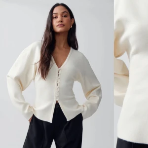 Vit kofta med knappar - Snygg vit kofta med knappar framtill. Från Gina och slutsåld. Storlek xs. 🥰🥰