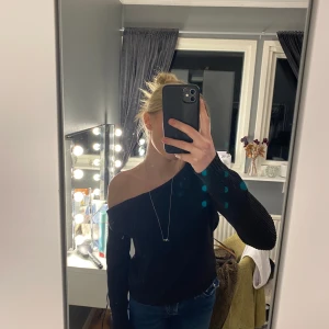 Svart offshoulder tröja - Snygg svart offshoulder tröja med lång ärm. Perfekt för en stilren look. Tröjan har en elegant passform och är lätt att matcha med olika outfits.