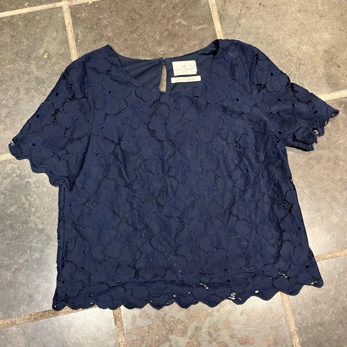 Mörkblå spetsblus från Holly & White - 1
