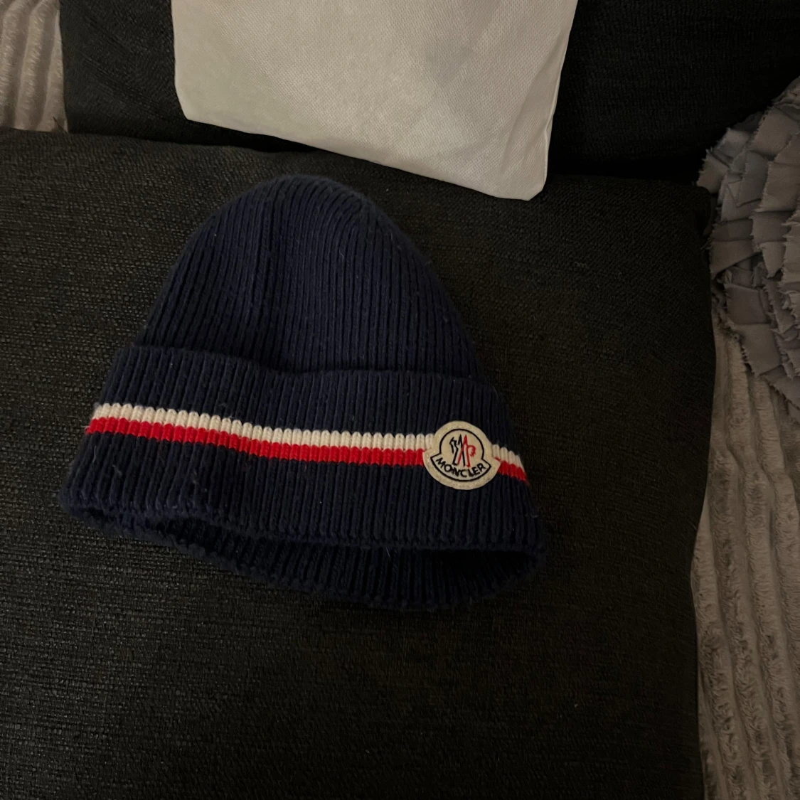 Mörkblå stickad mössa från Moncler